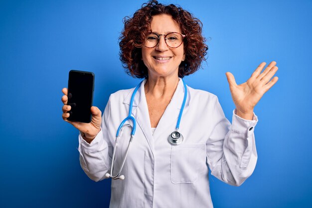 Medecin Souriante Avec Telephone à La Main